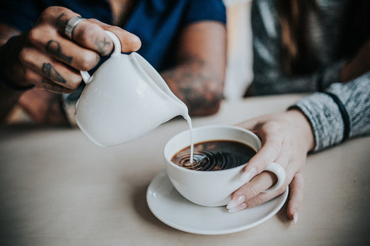 El Café y Nuestros Momentos Especiales: Cómo esta Bebida Enriquece Nuestro Día a Día